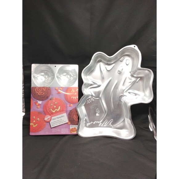 Two new Wilton  Halloween cake pans - Picture 1 of 2